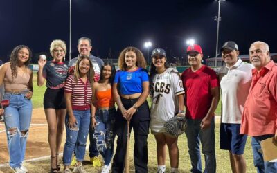 Salinas celebra con sus deportistas miembros de la delegación boricua en los Centroamericanos.