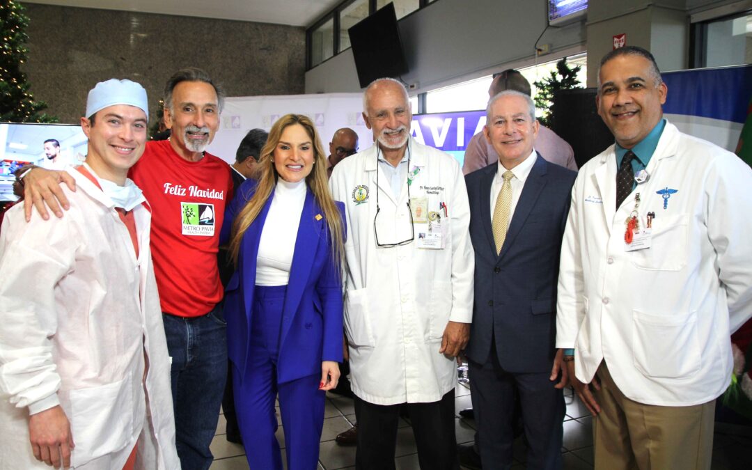 Empleados de hospital en Caguas celebran con una trulla navideña la llegada de la red Metro Pavía Health System