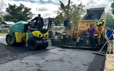 Isabela continúa masivo proyecto de asfaltado de vías públicas.