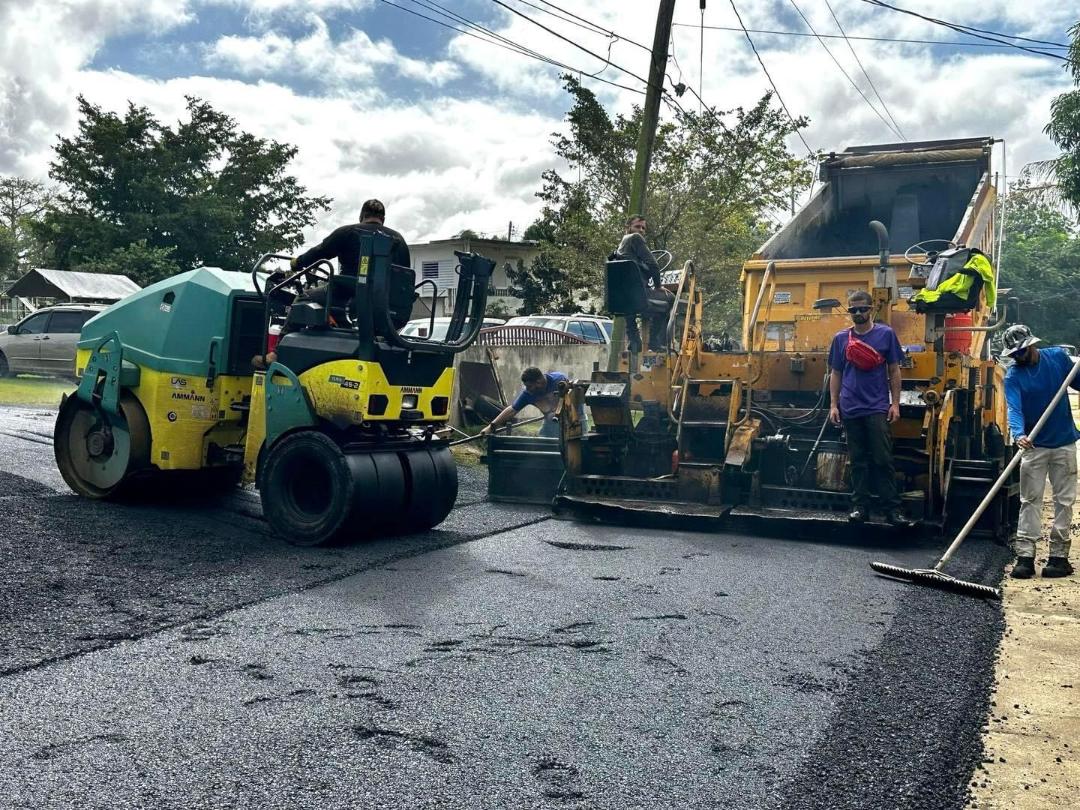 Isabela continúa masivo proyecto de asfaltado de vías públicas.