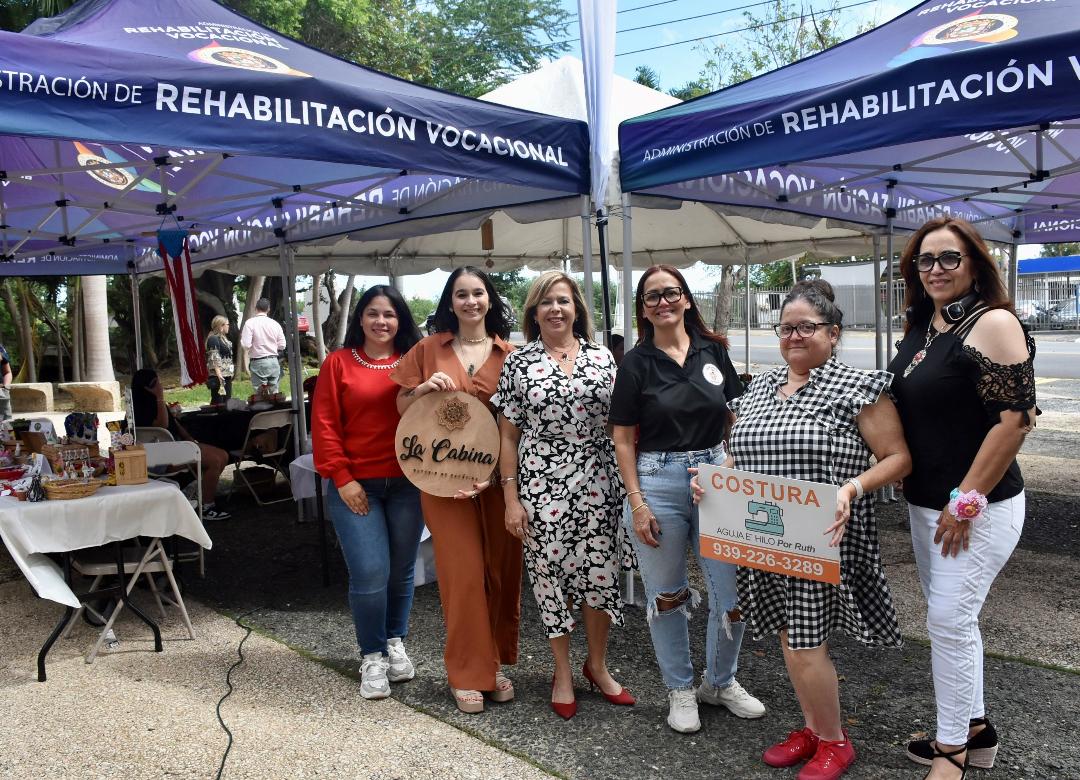 Emprendedores con diversidad funcional exhiben sus microempresas en primer “Bazar Día del Amor” de Rehabilitación Vocacional